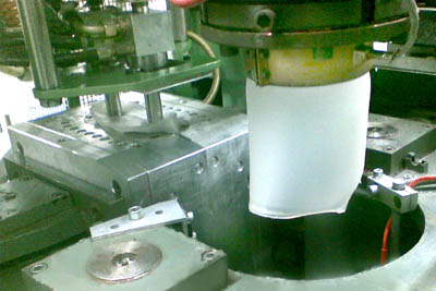Schlauchkopf mit extrudiertem Vorformling Schlauchkopf mit extrudiertem Vorformling